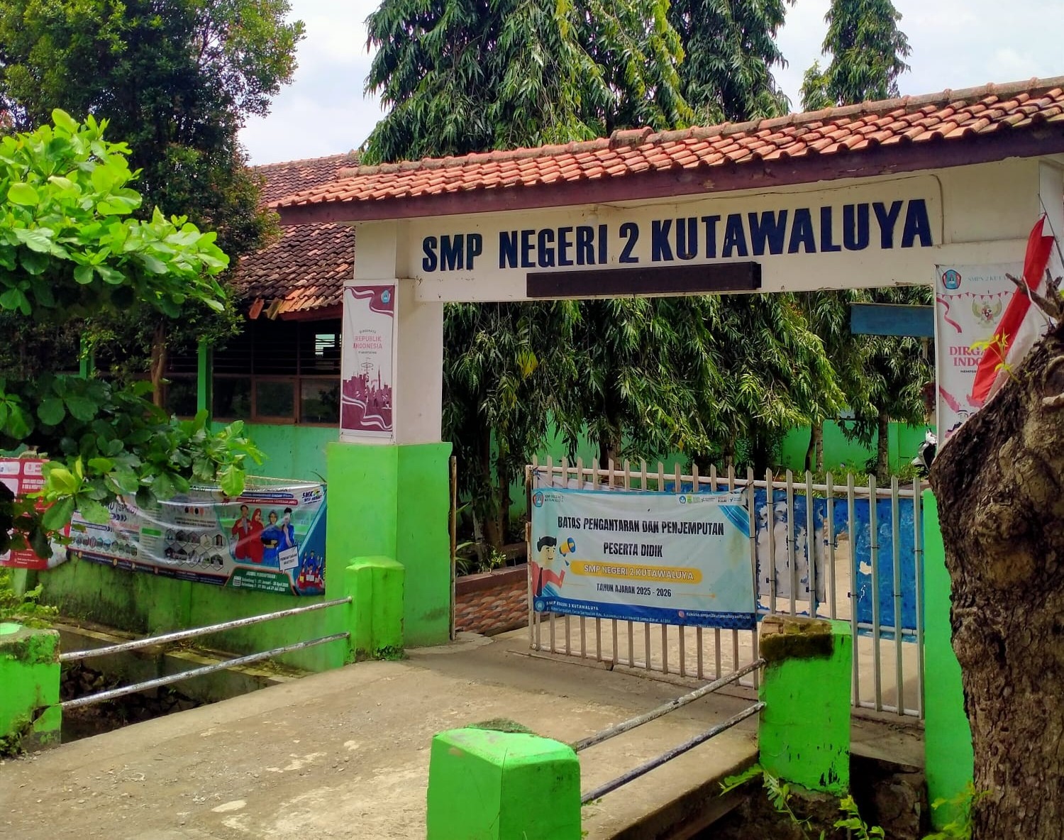 Diduga  Anggaran Pemeliharaan Th  2025  sebesar  Rp 130 Juta Gedung SMPN 2 Kutawaluya tidak maximal